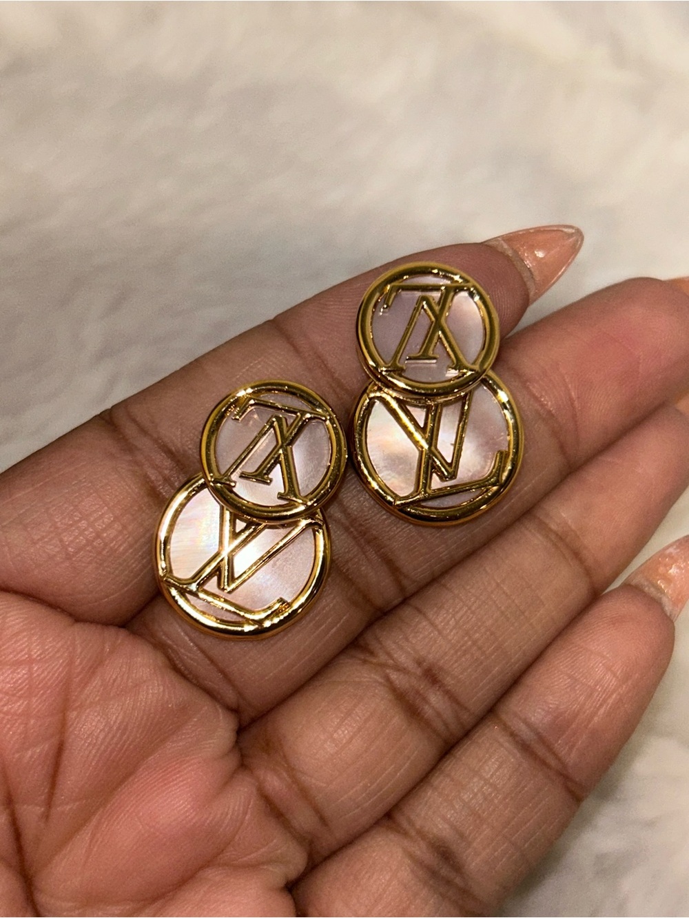 Louis Vuitton Gold Mother Of Pearl L To V Pearlfection Earrings- LIKE NEW - Picture 10 of 14